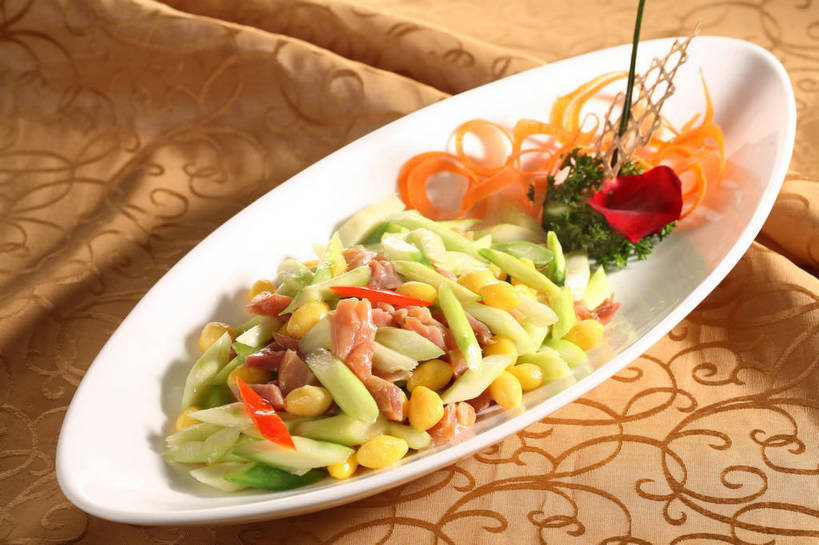 海鲜,三文鱼,无人,横图,俯视,室内,特写,白天,烹饪,中餐,餐桌,桌子,鲑鱼,辣椒,芹菜,蔬菜,叶子,阴影,新鲜,盛开,反射,鱼,布料,影子,陶瓷,料理,食品,绿叶,陶瓷制品,花蕾,布纹,水产,菜肴,美食,鱼类,海洋生物,桌布,花,花瓣,花朵,鲜花,食物,一个,白色,餐巾,容器,台布,碗,花苞,花蕊,中式,嫩叶,佳肴,有机食品,绿色食品,荷兰芹,欧芹,香芹,单个,餐台,中华料理,储藏,配菜,储存,水生动物,海产品,水生物,彩椒,海底动物,辣角,红海椒,大椒,辣虎,广椒,法香,巴西利,洋香菜,洋芫荽,法国香菜,鲑,旱芹菜,番荽,白鲑,叶,叶片,甜椒,柿子椒,辣子,海椒,番椒,灯笼椒,餐桌布,彩图,高角度拍摄,贮存,shjb1