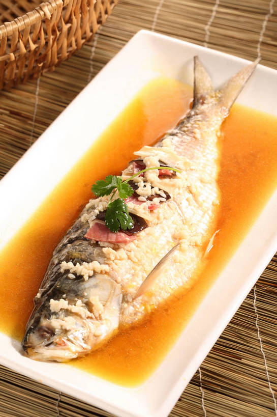 无人,交叉,竖图,俯视,室内,特写,白天,烹饪,中餐,餐桌,桌子,竹子,餐具,叶子,阴影,竹制,编织,反射,碟子,篮子,盘,影子,肉,鱼肉,料理,食品,绿叶,菜肴,美食,肉类,食物,一个,白色,盘子,竹篮,碟,中式,嫩叶,佳肴,单个,餐台,中华料理,竹条,交织,配菜,竹制品,肉食,蒸菜,穿插,叶,叶片,彩图,高角度拍摄,清蒸鱼,shjb1