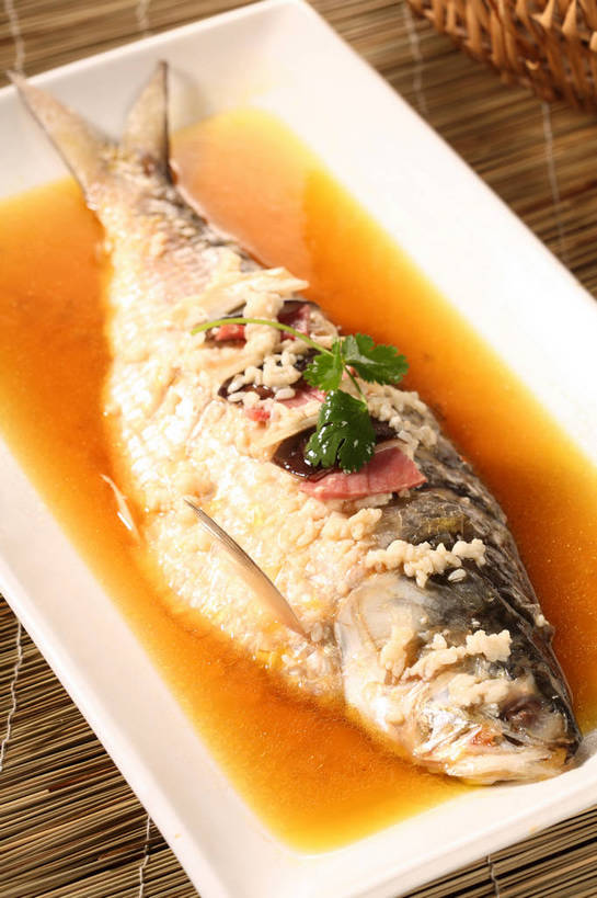 无人,交叉,竖图,俯视,室内,特写,白天,烹饪,中餐,餐桌,桌子,竹子,餐具,叶子,阴影,竹制,编织,反射,碟子,篮子,盘,影子,肉,鱼肉,料理,食品,绿叶,菜肴,美食,肉类,食物,一个,白色,盘子,竹篮,碟,中式,嫩叶,佳肴,单个,餐台,中华料理,竹条,交织,配菜,竹制品,肉食,蒸菜,穿插,叶,叶片,彩图,高角度拍摄,清蒸鱼,shjb1