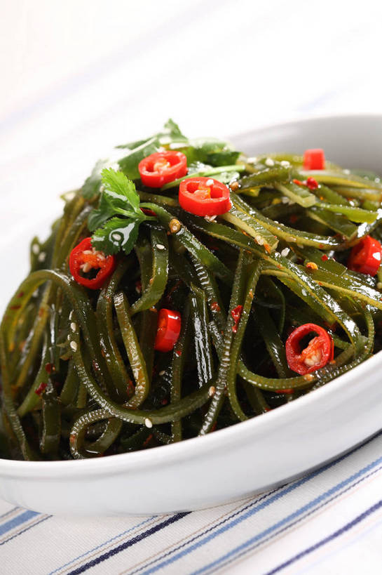 无人,竖图,俯视,室内,特写,白天,烹饪,中餐,餐桌,桌子,辣椒,蔬菜,阴影,新鲜,反射,布料,影子,陶瓷,海带,料理,食品,陶瓷制品,布纹,冷盘,菜肴,美食,桌布,食物,一个,红色,白色,餐巾,容器,台布,碗,中式,冷菜,凉菜,佳肴,有机食品,绿色食品,单个,餐台,中华料理,储藏,储存,辣角,红海椒,大椒,辣虎,广椒,江白菜,辣子,红辣椒,海椒,番椒,餐桌布,彩图,高角度拍摄,贮存,shjb1,凉拌海带丝