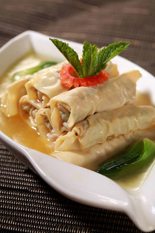 无人,竖图,俯视,室内,特写,白天,烹饪,中餐,餐桌,桌子,蔬菜,叶子,阴影,新鲜,反射,影子,陶瓷,青菜,肉,料理,食品,绿叶,陶瓷制品,猪肉,菜肴,美食,肉类,食物,一个,白色,容器,碗,中式,嫩叶,佳肴,有机食品,绿色食品,单个,餐台,中华料理,储藏,配菜,储存,小白菜,肉食,豚肉,不结球白菜,豆腐皮包肉,豆腐衣包肉,叶,叶片,彩图,高角度拍摄,贮存,shjb1