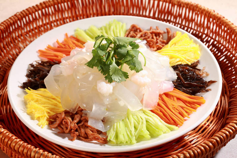 面食,面条,无人,交叉,横图,俯视,室内,特写,白天,烹饪,中餐,餐桌,桌子,竹子,萝卜,胡萝卜,蔬菜,餐具,叶子,一堆,阴影,堆叠,堆积,竹制,新鲜,编织,反射,碟子,篮子,盘,影子,面,肉,料理,食品,绿叶,粉丝,肉丝,冷盘,菜肴,美食,肉类,食物,两个,白色,盘子,竹篮,碟,中式,嫩叶,冷菜,凉菜,佳肴,有机食品,绿色食品,餐台,中华料理,竹条,堆,交织,配菜,竹制品,黄萝卜,番萝卜,粉条,肉食,穿插,冬粉,叶,叶片,红萝卜,甘荀,彩图,高角度拍摄,丁香萝卜,胡芦菔金,金笋,shjb1