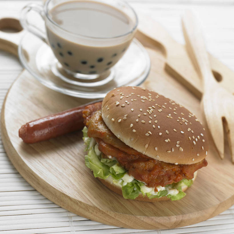 点心,面包,无人,横图,俯视,室内,特写,白天,烹饪,西餐,餐桌,桌子,蔬菜,杯子,餐具,叶子,一根,阴影,新鲜,反射,木制,叉子,碟子,盘,影子,生菜,莴苣,调料,鸡肉,酱料,酱汁,肉,香肠,芝麻,佐料,汉堡,奶茶,料理,食品,面点,绿叶,案板,腊肠,饮品,调味品,一杯,调味料,汉堡包,酱,沙拉酱,菜肴,美食,肉类,玻璃制品,砧板,食物,糕点,饮料,一个,绿色,白色,盘子,木制品,水杯,碟,快餐,嫩叶,西式,白芝麻,佳肴,有机食品,绿色食品,单个,餐台,色拉酱,可口,肉食,西式快餐,垃圾食品,小圆面包,餐叉,脂麻,胡麻,白麻,巨胜子,春菜,鹅仔菜,莴仔菜,千金菜,油麻,叶用莴苣,适口,叶,叶片,玻璃杯,进餐用具,彩图,高角度拍摄,波霸奶茶,珍珠奶茶,鸡肉汉堡,shjb1