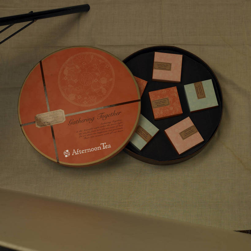 点心,月饼,无人,横图,俯视,室内,特写,白天,餐桌,桌子,中秋节,许多,阴影,节日,庆祝,环绕,围绕,反射,英文,圆形,标志,布料,图形,文字,影子,圆,正方形,纸盒,字符,字母,料理,食品,面点,很多,几何,布纹,环抱,文化,标识,美食,盒子,桌布,食物,糕点,排列,包装盒,餐巾,容器,台布,庆典,中式,餐台,纪念,储藏,英文字母,储存,数学,中秋,摆列,萦绕,宫饼,胡饼,团圆饼,小饼,月团,餐桌布,彩图,高角度拍摄,八月会,八月节,拜月节,端正月,秋节,团圆节,月节,月夕,几何图形,平面图形,正四边形,布列,分列,贮存,shjb1