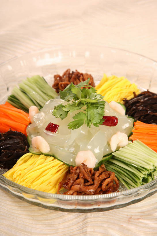 面食,面条,无人,竖图,俯视,室内,特写,白天,烹饪,中餐,餐桌,桌子,萝卜,胡萝卜,蔬菜,叶子,玻璃,一堆,阴影,堆叠,堆积,新鲜,反射,布料,影子,面,肉,虾仁,料理,食品,绿叶,布纹,粉丝,肉丝,冷盘,菜肴,美食,肉类,玻璃制品,桌布,食物,一个,餐巾,容器,台布,碗,中式,嫩叶,冷菜,凉菜,佳肴,有机食品,绿色食品,单个,餐台,中华料理,储藏,堆,虾肉,配菜,储存,黄萝卜,番萝卜,粉条,肉食,冬粉,叶,叶片,红萝卜,甘荀,餐桌布,彩图,高角度拍摄,丁香萝卜,胡芦菔金,金笋,贮存,shjb1