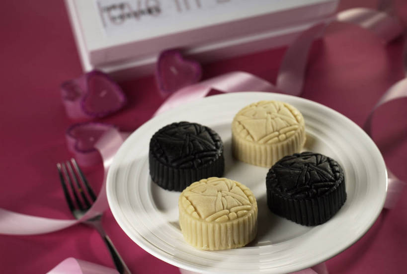 点心,月饼,无人,横图,俯视,室内,特写,白天,餐桌,桌子,餐具,中秋节,一把,阴影,节日,朦胧,模糊,庆祝,反射,布料,叉子,碟子,盘,丝绸,丝带,影子,料理,食品,面点,缎带,布纹,文化,美食,绸带,桌布,食物,糕点,一个,粉色,黄色,白色,黑色,盘子,餐巾,碟,台布,四个,庆典,中式,单个,餐台,纪念,餐叉,中秋,宫饼,胡饼,团圆饼,小饼,月团,进餐用具,餐桌布,彩图,高角度拍摄,八月会,八月节,拜月节,端正月,秋节,团圆节,月节,月夕,shjb1