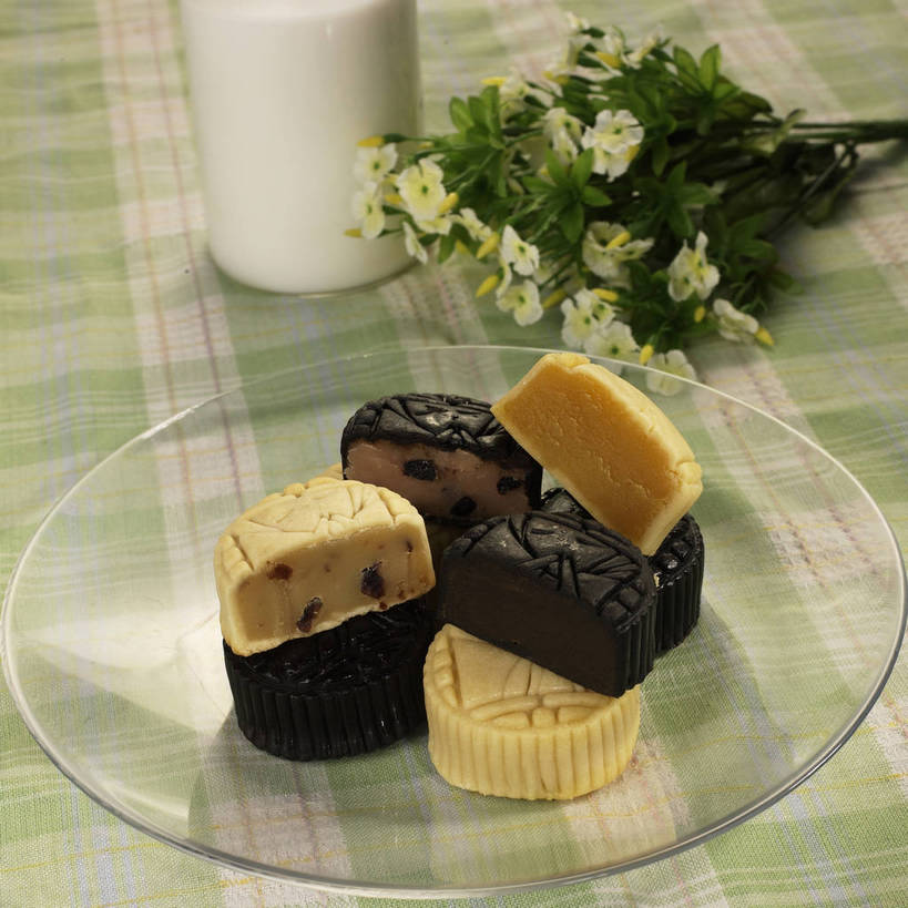 点心,月饼,牛奶,无人,横图,俯视,室内,特写,白天,餐桌,桌子,杯子,餐具,叶子,中秋节,许多,切开,阴影,节日,朦胧,模糊,庆祝,盛开,反射,布料,碟子,盘,影子,料理,食品,面点,绿叶,饮品,很多,一杯,营养,花蕾,布纹,文化,美食,玻璃制品,桌布,花,花瓣,花朵,鲜花,食物,糕点,饮料,两个,黄色,黑色,盘子,餐巾,水杯,碟,台布,花苞,花蕊,切,庆典,中式,嫩叶,餐台,纪念,乳制品,奶,牛乳,剖面,切面,中秋,安神,宫饼,胡饼,团圆饼,小饼,月团,叶,叶片,玻璃杯,餐桌布,彩图,高角度拍摄,八月会,八月节,拜月节,端正月,秋节,团圆节,月节,月夕,shjb1