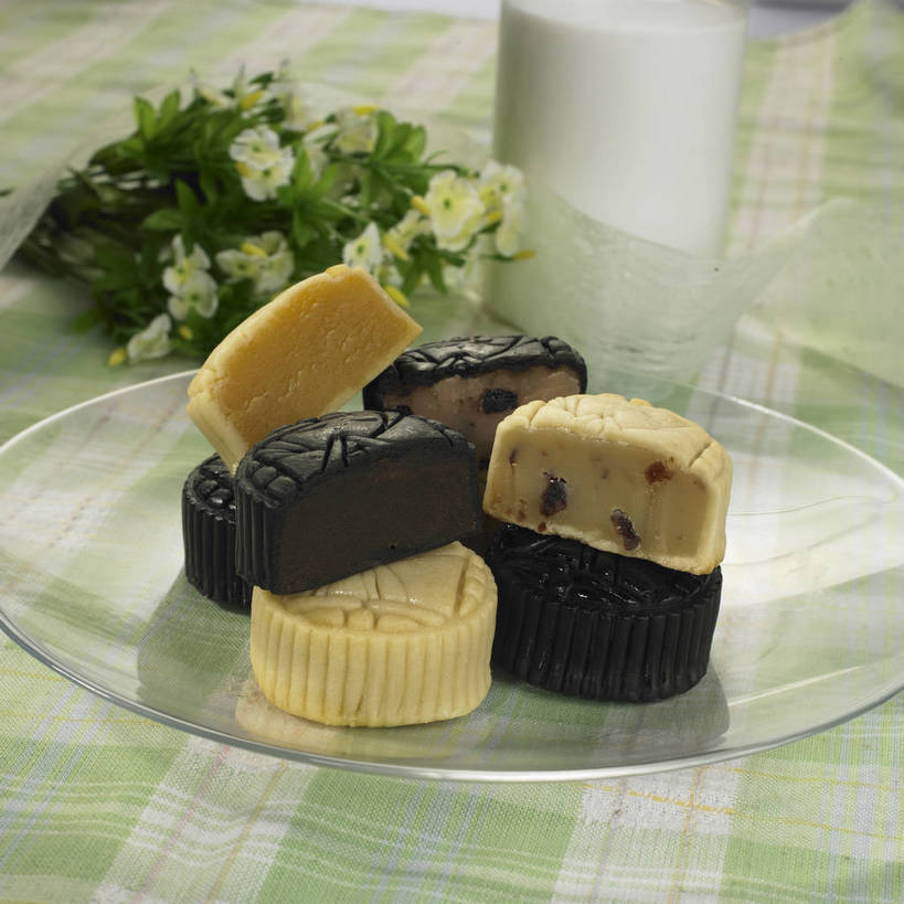 点心,月饼,牛奶,无人,横图,俯视,室内,特写,白天,餐桌,桌子,杯子,餐具,叶子,中秋节,许多,切开,阴影,节日,朦胧,模糊,庆祝,盛开,反射,布料,碟子,盘,影子,料理,食品,面点,绿叶,饮品,很多,一杯,营养,花蕾,布纹,文化,美食,玻璃制品,桌布,花,花瓣,花朵,鲜花,食物,糕点,饮料,两个,黄色,黑色,盘子,餐巾,水杯,碟,台布,花苞,花蕊,切,庆典,中式,嫩叶,餐台,纪念,乳制品,奶,牛乳,剖面,切面,中秋,安神,宫饼,胡饼,团圆饼,小饼,月团,叶,叶片,玻璃杯,餐桌布,彩图,高角度拍摄,八月会,八月节,拜月节,端正月,秋节,团圆节,月节,月夕,shjb1