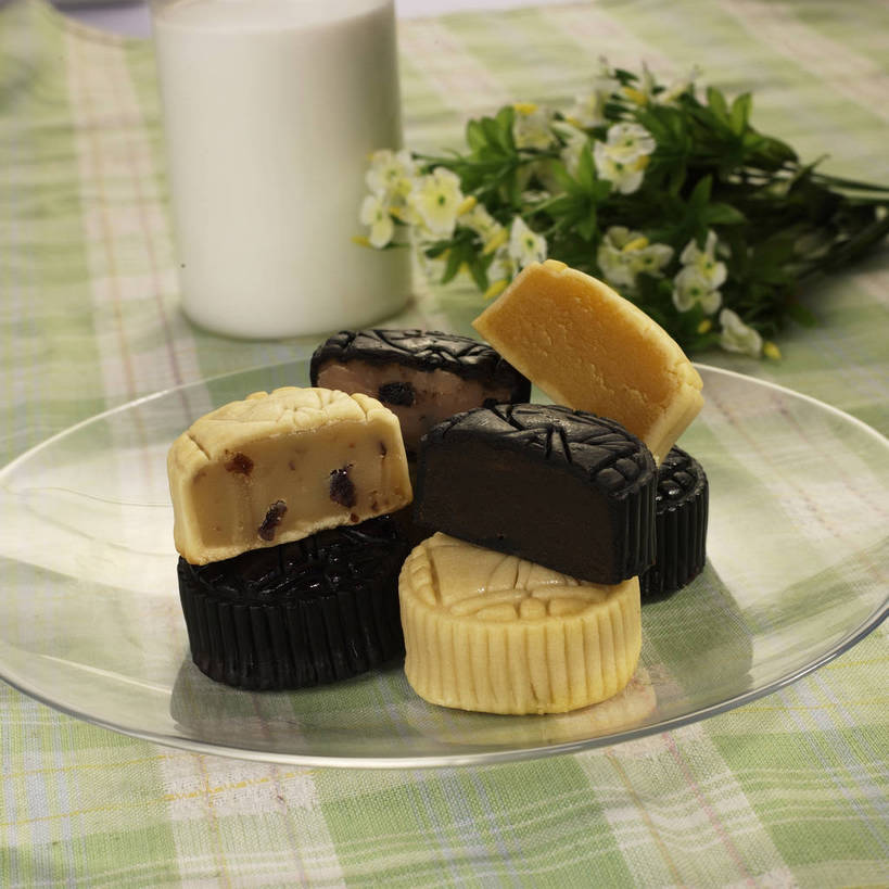 点心,月饼,牛奶,无人,横图,俯视,室内,特写,白天,餐桌,桌子,杯子,餐具,叶子,中秋节,许多,切开,阴影,节日,朦胧,模糊,庆祝,盛开,反射,布料,碟子,盘,影子,料理,食品,面点,绿叶,饮品,很多,一杯,营养,花蕾,布纹,文化,美食,玻璃制品,桌布,花,花瓣,花朵,鲜花,食物,糕点,饮料,两个,黄色,黑色,盘子,餐巾,水杯,碟,台布,花苞,花蕊,切,庆典,中式,嫩叶,餐台,纪念,乳制品,奶,牛乳,剖面,切面,中秋,安神,宫饼,胡饼,团圆饼,小饼,月团,叶,叶片,玻璃杯,餐桌布,彩图,高角度拍摄,八月会,八月节,拜月节,端正月,秋节,团圆节,月节,月夕,shjb1