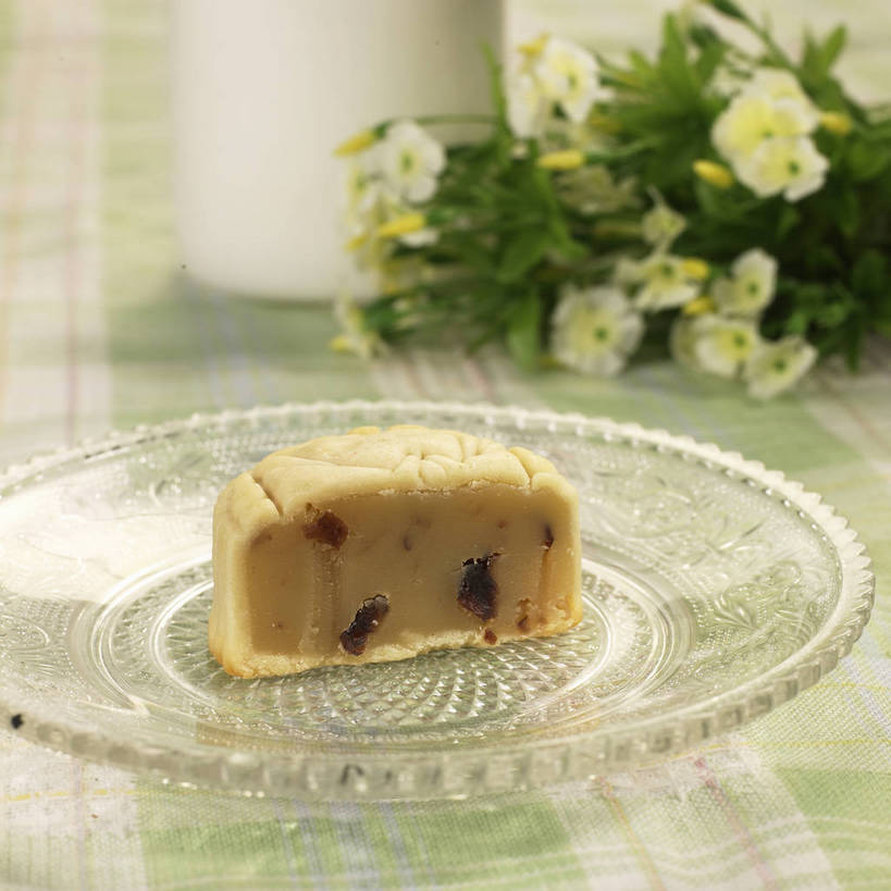 点心,月饼,牛奶,无人,横图,俯视,室内,特写,白天,餐桌,桌子,杯子,餐具,叶子,中秋节,一块,切开,阴影,节日,朦胧,模糊,庆祝,盛开,反射,布料,碟子,盘,影子,料理,食品,面点,绿叶,饮品,一杯,营养,花蕾,布纹,文化,美食,玻璃制品,桌布,花,花瓣,花朵,鲜花,食物,糕点,饮料,两个,黄色,盘子,餐巾,水杯,碟,台布,花苞,花蕊,切,庆典,中式,嫩叶,餐台,纪念,乳制品,奶,牛乳,剖面,切面,中秋,安神,宫饼,胡饼,团圆饼,小饼,月团,叶,叶片,玻璃杯,餐桌布,彩图,高角度拍摄,八月会,八月节,拜月节,端正月,秋节,团圆节,月节,月夕,shjb1