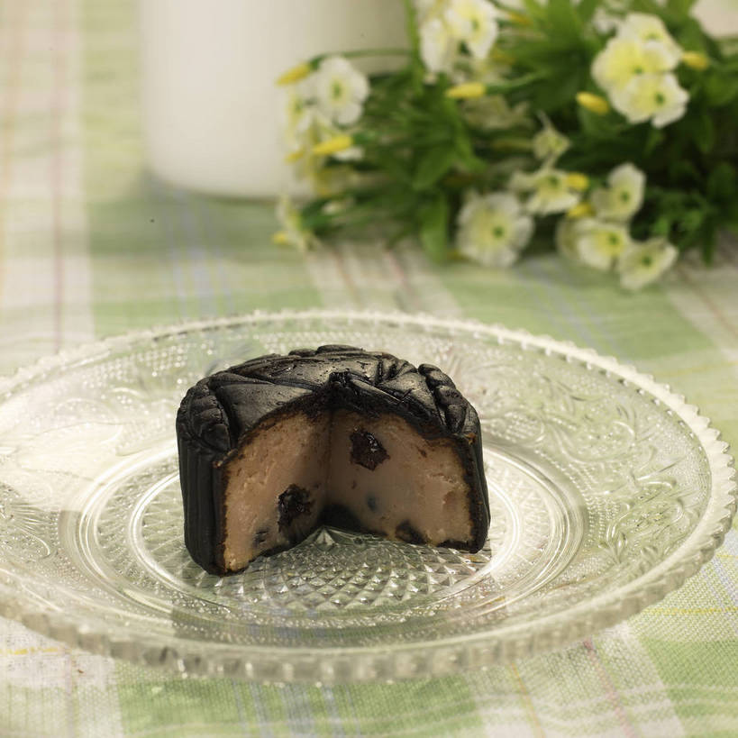 点心,月饼,牛奶,无人,横图,俯视,室内,特写,白天,餐桌,桌子,杯子,餐具,叶子,中秋节,一块,切开,阴影,节日,朦胧,模糊,庆祝,盛开,反射,布料,碟子,盘,影子,料理,食品,面点,绿叶,饮品,一杯,营养,花蕾,布纹,文化,美食,玻璃制品,桌布,花,花瓣,花朵,鲜花,食物,糕点,饮料,两个,黑色,盘子,餐巾,水杯,碟,台布,花苞,花蕊,切,庆典,中式,嫩叶,餐台,纪念,乳制品,奶,牛乳,剖面,切面,中秋,安神,宫饼,胡饼,团圆饼,小饼,月团,叶,叶片,玻璃杯,餐桌布,彩图,高角度拍摄,八月会,八月节,拜月节,端正月,秋节,团圆节,月节,月夕,shjb1