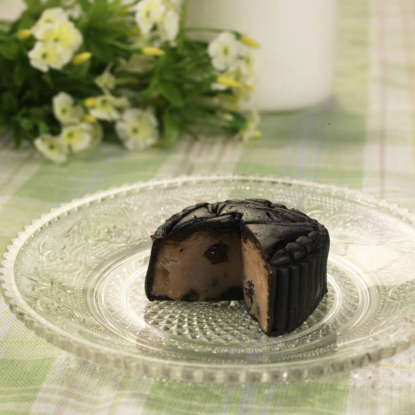 点心,月饼,牛奶,无人,横图,俯视,室内,特写,白天,餐桌,桌子,杯子,餐具,叶子,中秋节,一块,切开,阴影,节日,朦胧,模糊,庆祝,盛开,反射,布料,碟子,盘,影子,料理,食品,面点,绿叶,饮品,一杯,营养,花蕾,布纹,文化,美食,玻璃制品,桌布,花,花瓣,花朵,鲜花,食物,糕点,饮料,两个,黑色,盘子,餐巾,水杯,碟,台布,花苞,花蕊,切,庆典,中式,嫩叶,餐台,纪念,乳制品,奶,牛乳,剖面,切面,中秋,安神,宫饼,胡饼,团圆饼,小饼,月团,叶,叶片,玻璃杯,餐桌布,彩图,高角度拍摄,八月会,八月节,拜月节,端正月,秋节,团圆节,月节,月夕,shjb1