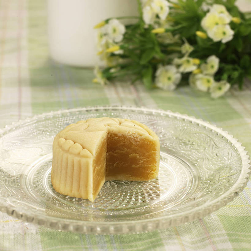 点心,月饼,牛奶,无人,横图,俯视,室内,特写,白天,餐桌,桌子,杯子,餐具,叶子,中秋节,一块,切开,阴影,节日,朦胧,模糊,庆祝,盛开,反射,布料,碟子,盘,影子,料理,食品,面点,绿叶,饮品,一杯,营养,花蕾,布纹,文化,美食,玻璃制品,桌布,花,花瓣,花朵,鲜花,食物,糕点,饮料,两个,黄色,盘子,餐巾,水杯,碟,台布,花苞,花蕊,切,庆典,中式,嫩叶,餐台,纪念,乳制品,奶,牛乳,剖面,切面,中秋,安神,宫饼,胡饼,团圆饼,小饼,月团,叶,叶片,玻璃杯,餐桌布,彩图,高角度拍摄,八月会,八月节,拜月节,端正月,秋节,团圆节,月节,月夕,shjb1