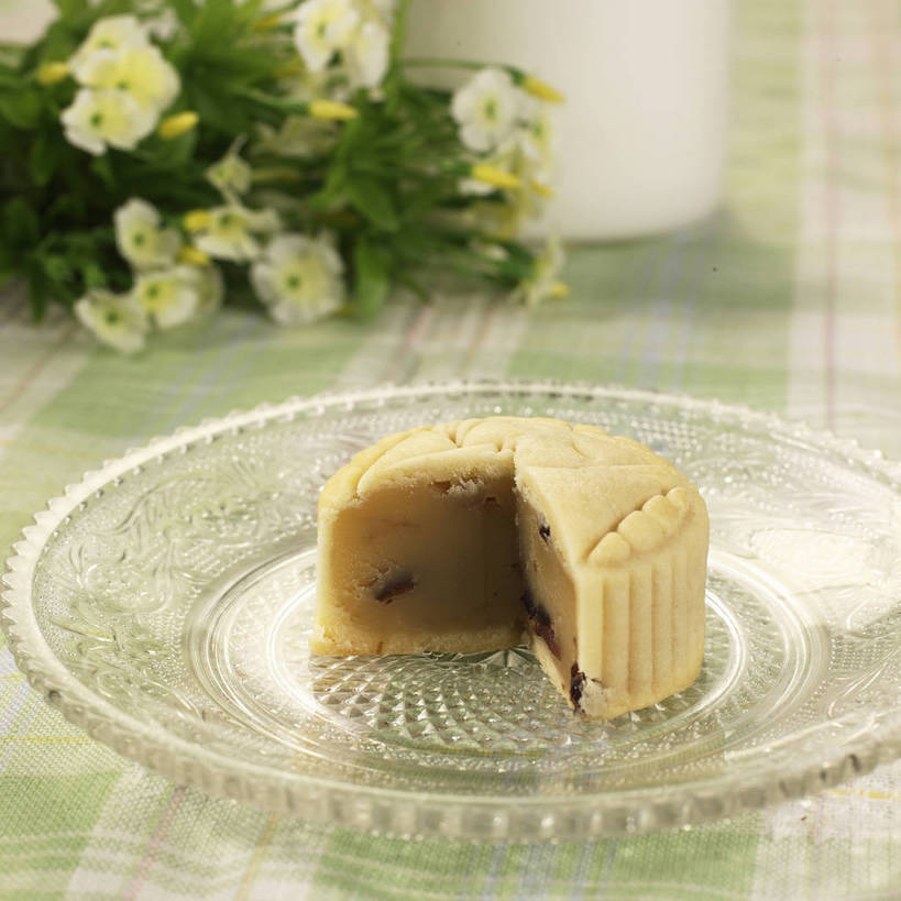 点心,月饼,牛奶,无人,横图,俯视,室内,特写,白天,餐桌,桌子,杯子,餐具,叶子,中秋节,一块,切开,阴影,节日,朦胧,模糊,庆祝,盛开,反射,布料,碟子,盘,影子,料理,食品,面点,绿叶,饮品,一杯,营养,花蕾,布纹,文化,美食,玻璃制品,桌布,花,花瓣,花朵,鲜花,食物,糕点,饮料,两个,黄色,盘子,餐巾,水杯,碟,台布,花苞,花蕊,切,庆典,中式,嫩叶,餐台,纪念,乳制品,奶,牛乳,剖面,切面,中秋,安神,宫饼,胡饼,团圆饼,小饼,月团,叶,叶片,玻璃杯,餐桌布,彩图,高角度拍摄,八月会,八月节,拜月节,端正月,秋节,团圆节,月节,月夕,shjb1