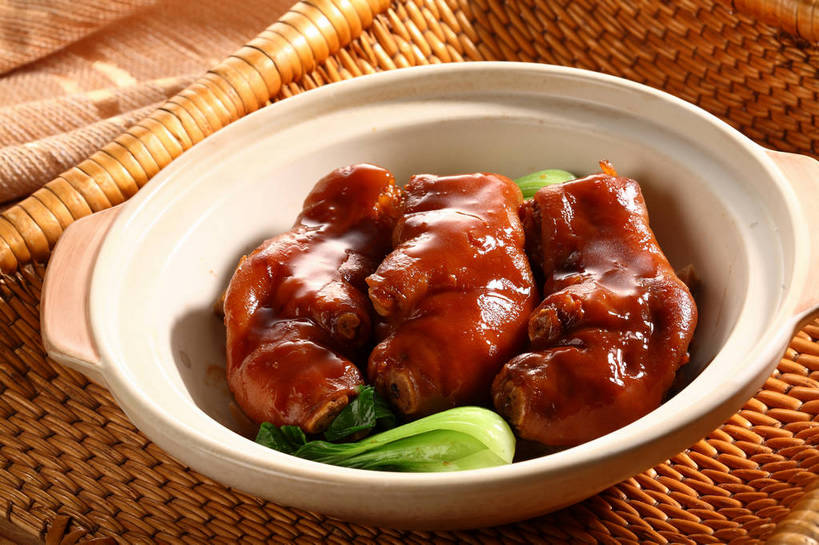 无人,交叉,横图,俯视,室内,特写,白天,烹饪,中餐,餐桌,桌子,竹子,蔬菜,一排,阴影,竹制,新鲜,整齐,编织,反射,篮子,影子,陶瓷,青菜,红烧,料理,食品,陶瓷制品,猪手,猪蹄,猪爪,菜肴,美食,食物,排列,三个,一个,红色,绿色,容器,竹篮,碗,中式,佳肴,有机食品,绿色食品,单个,餐台,中华料理,储藏,竹条,交织,竹制品,储存,队列,小白菜,穿插,不结球白菜,猪脚,红烧菜,彩图,高角度拍摄,红烧猪蹄,贮存,shjb1