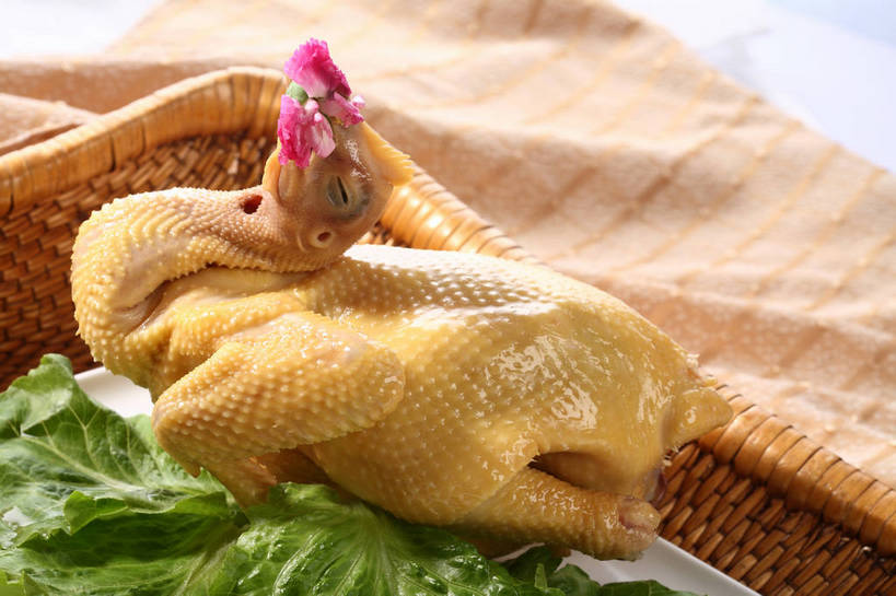 无人,交叉,横图,俯视,室内,特写,白天,烹饪,中餐,餐桌,桌子,竹子,蔬菜,叶子,阴影,竹制,新鲜,盛开,编织,反射,篮子,影子,鸡肉,肉,料理,食品,绿叶,花蕾,菜肴,美食,肉类,花,花瓣,花朵,鲜花,食物,一个,一只,粉色,黄色,餐巾,竹篮,花苞,花蕊,中式,嫩叶,佳肴,有机食品,绿色食品,单个,餐台,中华料理,竹条,交织,配菜,竹制品,肉食,白斩鸡,穿插,三黄油鸡,保洁方巾,口布,叶,叶片,彩图,高角度拍摄,shjb1