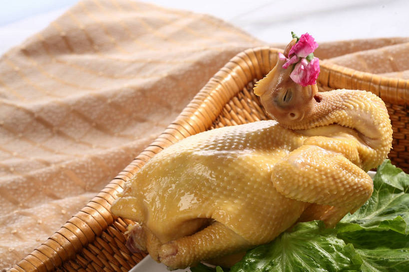 无人,交叉,横图,俯视,室内,特写,白天,烹饪,中餐,餐桌,桌子,竹子,蔬菜,叶子,阴影,竹制,新鲜,盛开,编织,反射,篮子,影子,鸡肉,肉,料理,食品,绿叶,花蕾,菜肴,美食,肉类,花,花瓣,花朵,鲜花,食物,一个,一只,粉色,黄色,餐巾,竹篮,花苞,花蕊,中式,嫩叶,佳肴,有机食品,绿色食品,单个,餐台,中华料理,竹条,交织,配菜,竹制品,肉食,白斩鸡,穿插,三黄油鸡,保洁方巾,口布,叶,叶片,彩图,高角度拍摄,shjb1