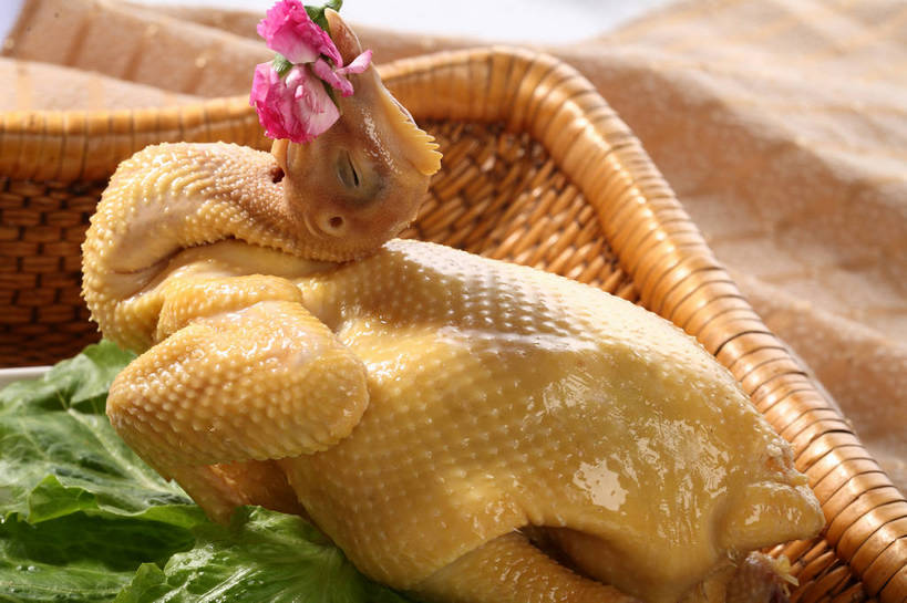 无人,交叉,横图,俯视,室内,特写,白天,烹饪,中餐,餐桌,桌子,竹子,蔬菜,叶子,阴影,竹制,新鲜,盛开,编织,反射,篮子,影子,鸡肉,肉,料理,食品,绿叶,花蕾,菜肴,美食,肉类,花,花瓣,花朵,鲜花,食物,一个,一只,粉色,黄色,餐巾,竹篮,花苞,花蕊,中式,嫩叶,佳肴,有机食品,绿色食品,单个,餐台,中华料理,竹条,交织,配菜,竹制品,肉食,白斩鸡,穿插,三黄油鸡,保洁方巾,口布,叶,叶片,彩图,高角度拍摄,shjb1