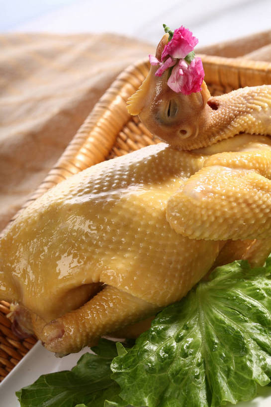 无人,交叉,竖图,俯视,室内,特写,白天,烹饪,中餐,餐桌,桌子,竹子,蔬菜,叶子,阴影,竹制,新鲜,盛开,编织,反射,篮子,影子,鸡肉,肉,料理,食品,绿叶,花蕾,菜肴,美食,肉类,花,花瓣,花朵,鲜花,食物,一个,一只,粉色,黄色,餐巾,竹篮,花苞,花蕊,中式,嫩叶,佳肴,有机食品,绿色食品,单个,餐台,中华料理,竹条,交织,配菜,竹制品,肉食,白斩鸡,穿插,三黄油鸡,保洁方巾,口布,叶,叶片,彩图,高角度拍摄,shjb1