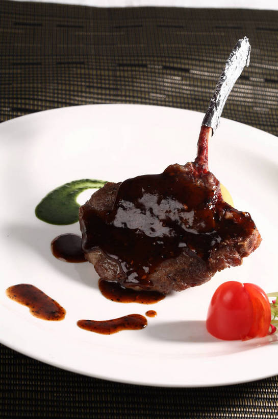 无人,竖图,俯视,室内,特写,白天,烹饪,西餐,餐桌,桌子,蔬菜,西红柿,小番茄,餐具,一块,阴影,新鲜,反射,包装,包装纸,碟子,铝箔纸,盘,锡箔纸,影子,纸,调料,调味,酱料,酱汁,肉,香料,佐料,牛排,牛肉,料理,食品,纸张,黑胡椒,调味品,调味料,酱,菜肴,美食,肉类,食物,一个,红色,白色,盘子,碟,西式,佳肴,有机食品,绿色食品,单个,餐台,配料,包装材料,肉食,黑椒牛排,锡箔,铝箔,作料,小西红柿,樱桃小番茄,珍珠小番茄,樱桃番茄,圣女果,胡椒,番茄,彩图,高角度拍摄,黑胡椒牛排,shjb1