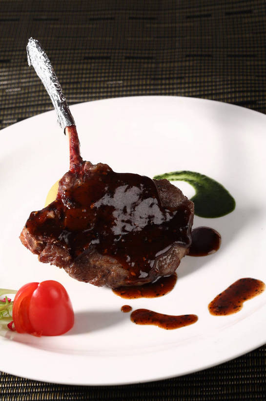 无人,竖图,俯视,室内,特写,白天,烹饪,西餐,餐桌,桌子,蔬菜,西红柿,小番茄,餐具,一块,阴影,新鲜,反射,包装,包装纸,碟子,铝箔纸,盘,锡箔纸,影子,纸,调料,调味,酱料,酱汁,肉,香料,佐料,牛排,牛肉,料理,食品,纸张,黑胡椒,调味品,调味料,酱,菜肴,美食,肉类,食物,一个,红色,白色,盘子,碟,西式,佳肴,有机食品,绿色食品,单个,餐台,配料,包装材料,肉食,黑椒牛排,锡箔,铝箔,作料,小西红柿,樱桃小番茄,珍珠小番茄,樱桃番茄,圣女果,胡椒,番茄,彩图,高角度拍摄,黑胡椒牛排,shjb1