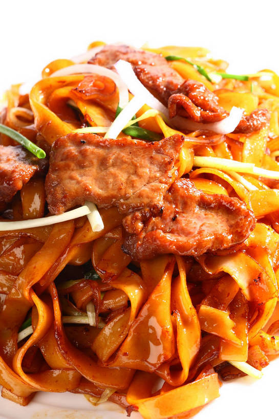 面食,面条,无人,竖图,俯视,室内,特写,白天,烹饪,中餐,蔬菜,餐具,阴影,新鲜,反射,碟子,盘,影子,面,肉,牛肉,料理,食品,粉丝,菜肴,美食,肉类,食物,一个,白色,盘子,碟,中式,佳肴,有机食品,绿色食品,单个,中华料理,粉条,肉食,冬粉,彩图,高角度拍摄,shjb1,牛肉炖粉条