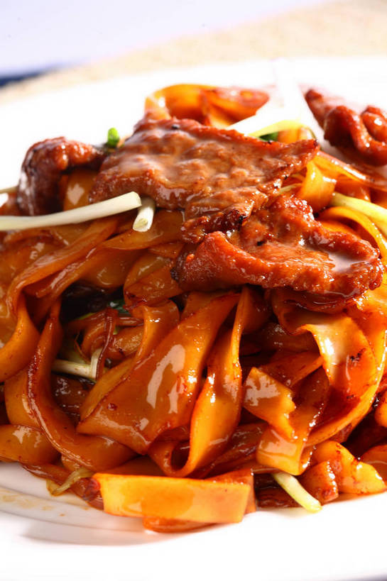 面食,面条,无人,竖图,俯视,室内,特写,白天,烹饪,中餐,餐桌,桌子,蔬菜,餐具,阴影,朦胧,模糊,新鲜,反射,碟子,盘,影子,面,肉,牛肉,料理,食品,粉丝,菜肴,美食,肉类,食物,一个,白色,盘子,碟,中式,佳肴,有机食品,绿色食品,单个,餐台,中华料理,粉条,肉食,冬粉,彩图,高角度拍摄,shjb1,牛肉炖粉条