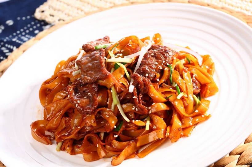 面食,面条,无人,横图,俯视,室内,特写,白天,烹饪,中餐,餐桌,桌子,蔬菜,餐具,阴影,朦胧,模糊,新鲜,反射,碟子,盘,影子,面,肉,芝麻,牛肉,料理,食品,粉丝,菜肴,美食,肉类,食物,一个,白色,盘子,碟,中式,白芝麻,佳肴,有机食品,绿色食品,单个,餐台,中华料理,粉条,肉食,脂麻,胡麻,白麻,巨胜子,油麻,冬粉,彩图,高角度拍摄,shjb1,牛肉炖粉条