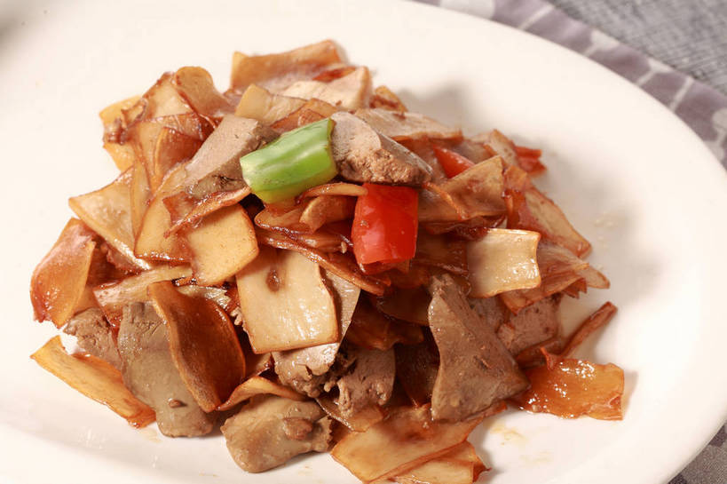 内脏,肝脏,无人,横图,俯视,室内,特写,白天,烹饪,中餐,餐桌,桌子,辣椒,蔬菜,餐具,一堆,许多,堆叠,堆积,新鲜,布料,碟子,盘,陶瓷,菌菇,青椒,炒菜,料理,食品,陶瓷制品,很多,菌类,布纹,平菇,菜肴,美食,桌布,食物,一个,白色,盘子,餐巾,碟,台布,中式,食用菌,佳肴,有机食品,绿色食品,单个,餐台,中华料理,堆,真菌,彩椒,猪肝,辣角,红海椒,大椒,辣虎,广椒,菜椒,糙皮侧耳,侧耳,黑牡丹菇,肝,甜椒,柿子椒,辣子,海椒,番椒,灯笼椒,餐桌布,彩图,高角度拍摄,炒猪肝,shjb1