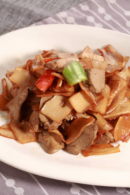 内脏,肝脏,无人,竖图,俯视,室内,特写,白天,烹饪,中餐,餐桌,桌子,辣椒,蔬菜,餐具,一堆,许多,堆叠,堆积,新鲜,布料,碟子,盘,陶瓷,菌菇,青椒,炒菜,料理,食品,陶瓷制品,很多,菌类,布纹,平菇,菜肴,美食,桌布,食物,一个,白色,盘子,餐巾,碟,台布,中式,食用菌,佳肴,有机食品,绿色食品,单个,餐台,中华料理,堆,真菌,彩椒,猪肝,辣角,红海椒,大椒,辣虎,广椒,菜椒,糙皮侧耳,侧耳,黑牡丹菇,肝,甜椒,柿子椒,辣子,海椒,番椒,灯笼椒,餐桌布,彩图,高角度拍摄,炒猪肝,shjb1