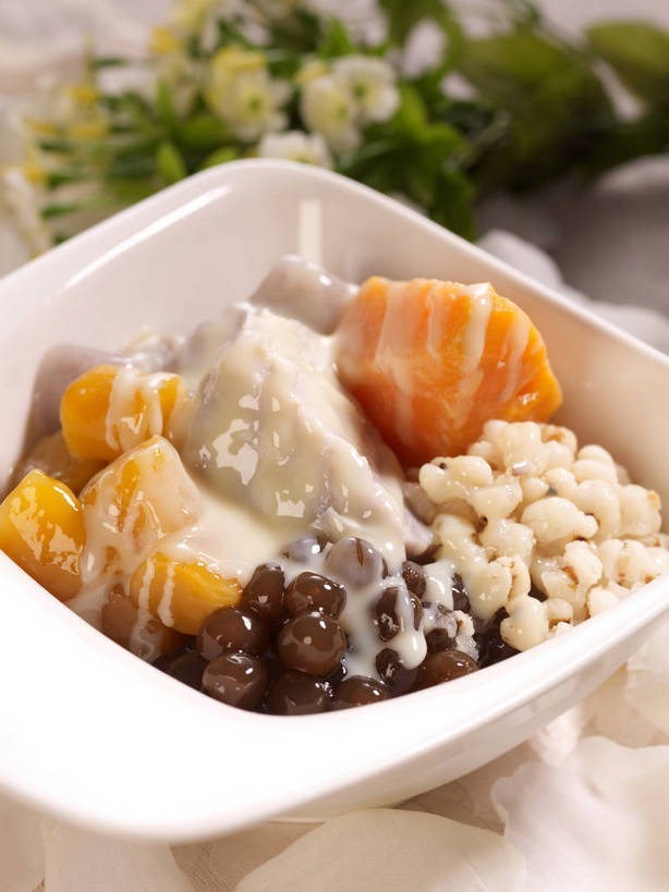 点心,无人,竖图,俯视,室内,特写,白天,餐桌,桌子,红薯,蔬菜,一堆,许多,阴影,堆叠,堆积,新鲜,装饰,反射,影子,珍珠,陶瓷,芋头,食品,甜点,甜品,陶瓷制品,很多,花蕾,中药,花,花瓣,花朵,鲜花,食物,一个,白色,容器,碗,甜食,花苞,花蕊,毛芋,毛芋头,芋奶,有机食品,绿色食品,单个,餐台,储藏,堆,华丽,修饰,点缀,储存,薏米,薏仁,衬托,美观,雅致,雅观,青芋,苡米,苡仁,薏苡仁,米仁,芋子,芋艿,山芋,甘薯,番薯,地瓜,彩图,高角度拍摄,芋圆,贮存,shjb1,古早芋圆冰