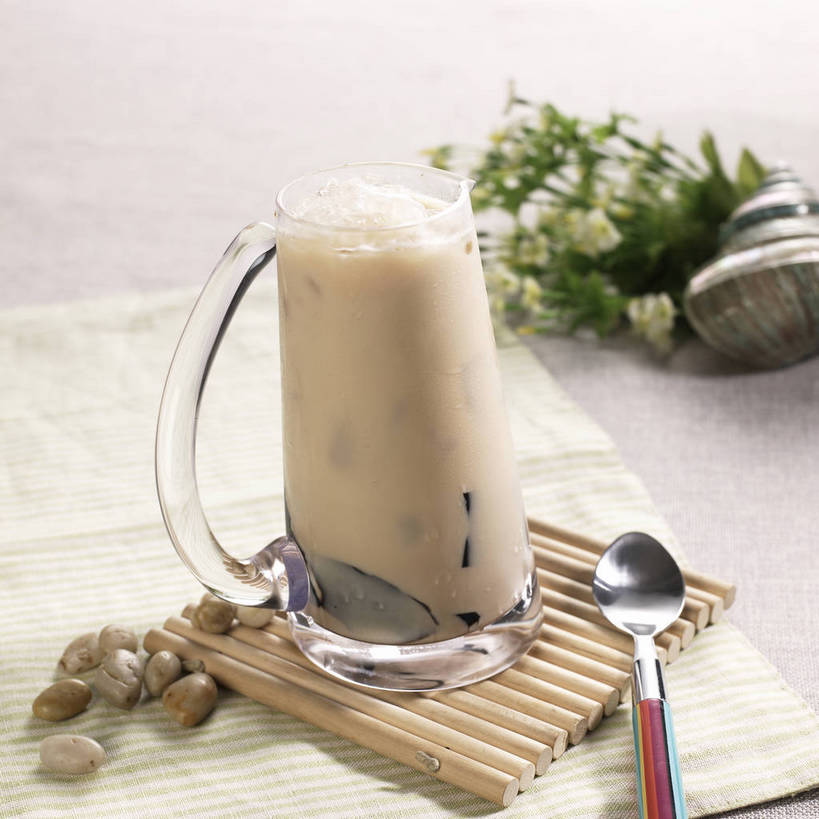 无人,横图,俯视,室内,特写,白天,石头,餐桌,桌子,一把,一堆,许多,堆叠,堆积,竹制,盛开,布料,石子,珍珠,勺子,冰,奶茶,冰块,饮品,很多,花蕾,布纹,冷冻,桌布,花,花瓣,花朵,鲜花,饮料,餐巾,垫子,调羹,台布,汤匙,花苞,花蕊,鹅卵石,寒冷,冷藏,餐台,堆,冰冷,竹制品,可口,按摩石,保鲜,适口,石块,餐桌布,彩图,高角度拍摄,波霸奶茶,珍珠奶茶,shjb1