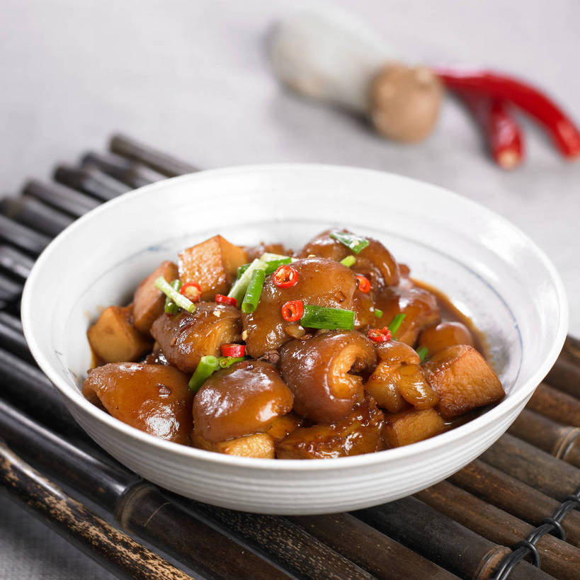 豆腐,无人,横图,俯视,室内,特写,白天,烹饪,中餐,餐桌,桌子,辣椒,蔬菜,一堆,许多,阴影,堆叠,堆积,竹制,新鲜,反射,影子,陶瓷,葱,青葱,调味,红烧,香料,佐料,料理,食品,陶瓷制品,很多,豆腐干,猪手,猪蹄,猪爪,菜肴,美食,食物,一个,白色,容器,垫子,碗,中式,佳肴,有机食品,绿色食品,单个,餐台,中华料理,储藏,豆干,堆,配料,竹制品,豆制品,储存,辣角,红海椒,大椒,辣虎,广椒,作料,猪脚,红烧菜,辣子,红辣椒,海椒,番椒,彩图,高角度拍摄,红烧猪蹄,干子,素火腿,贮存,shjb1