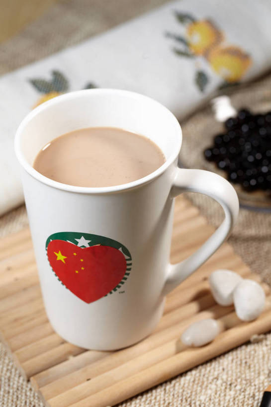 无人,竖图,俯视,室内,特写,白天,石头,餐桌,桌子,杯子,餐具,旗帜,国旗,玻璃,阴影,竹制,装饰,反射,布料,碟子,盘,石子,影子,珍珠,陶瓷,奶茶,陶瓷制品,饮品,一杯,布纹,五星红旗,玻璃制品,桌布,饮料,一个,盘子,餐巾,马克杯,水杯,垫子,碟,台布,鹅卵石,搅拌棒,遮,遮掩,单个,餐台,华丽,修饰,点缀,掩盖,竹制品,遮挡,可口,按摩石,中国国旗,遮盖,衬托,美观,雅致,雅观,掩饰,适口,旗,石块,搅棒,餐桌布,彩图,高角度拍摄,红地五星旗,中华人民共和国国旗,波霸奶茶,珍珠奶茶,shjb1