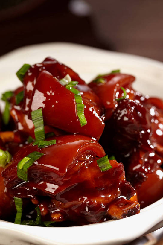 无人,竖图,俯视,室内,特写,白天,烹饪,中餐,餐桌,桌子,蔬菜,一堆,许多,堆叠,堆积,新鲜,陶瓷,葱,青葱,红烧,料理,食品,陶瓷制品,很多,猪手,猪蹄,猪爪,菜肴,美食,食物,一个,绿色,白色,容器,碗,中式,佳肴,有机食品,绿色食品,单个,餐台,中华料理,储藏,堆,储存,猪脚,红烧菜,彩图,高角度拍摄,红烧猪蹄,贮存,shjb1