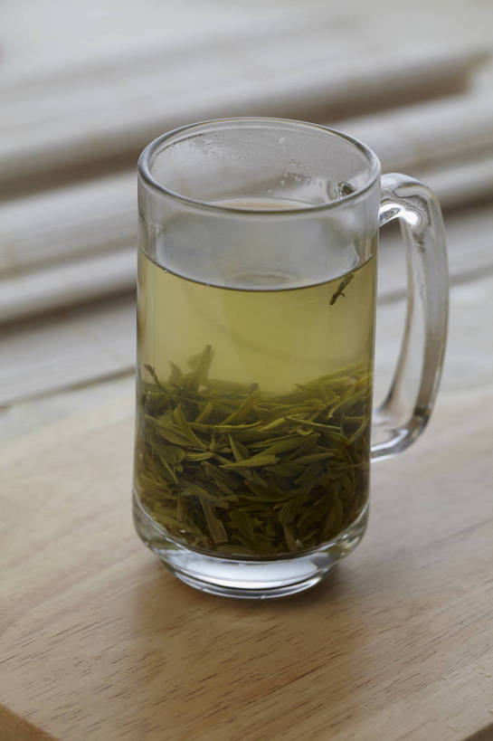 无人,竖图,俯视,室内,特写,白天,幸福,餐桌,茶,桌子,杯子,叶子,朦胧,模糊,漂浮,绿茶,茶叶,绿叶,案板,娱乐,玻璃制品,砧板,两个,水杯,享受,休闲,温馨,嫩叶,放松,乐趣,餐台,漂流,提神,舒适,醒脑,流浪,流落,流散,漂泊,飘泊,飘流,叶,叶片,玻璃杯,彩图,高角度拍摄,不发酵茶,苦茗,shjb1