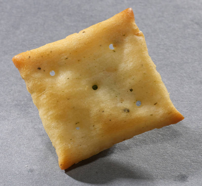 点心,无人,横图,俯视,室内,特写,白天,餐桌,桌子,一块,阴影,灰色背景,反射,图形,影子,正方形,食品,几何,薯片,食物,黄色,零食,摄影,影棚,餐台,数学,摄影棚,垃圾食品,彩图,高角度拍摄,影棚拍摄,拍摄,几何图形,平面图形,正四边形,shjb1,喀吱脆