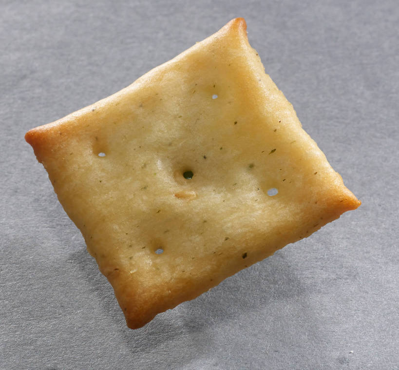 点心,无人,横图,俯视,室内,特写,白天,餐桌,桌子,一块,阴影,灰色背景,反射,图形,影子,正方形,食品,几何,薯片,食物,黄色,零食,摄影,影棚,餐台,数学,摄影棚,垃圾食品,彩图,高角度拍摄,影棚拍摄,拍摄,几何图形,平面图形,正四边形,shjb1,喀吱脆