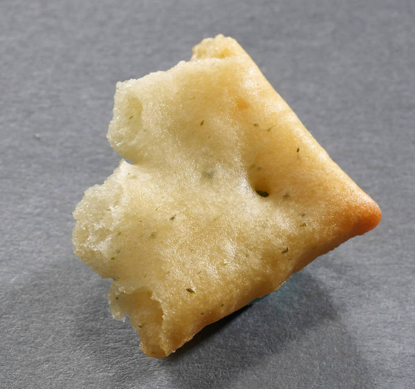 点心,无人,横图,俯视,室内,特写,白天,餐桌,桌子,一块,阴影,灰色背景,反射,影子,食品,破坏,薯片,破损,食物,黄色,零食,摄影,影棚,餐台,损坏,摄影棚,垃圾食品,彩图,高角度拍摄,影棚拍摄,拍摄,shjb1,喀吱脆