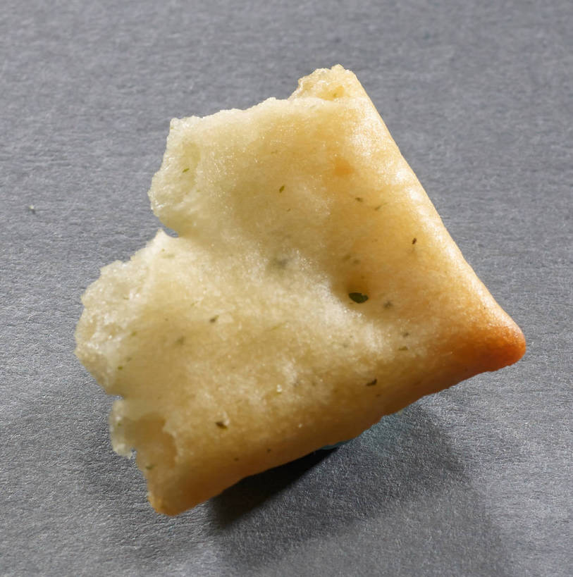 点心,无人,竖图,俯视,室内,特写,白天,餐桌,桌子,一块,阴影,灰色背景,反射,影子,食品,破坏,薯片,破损,食物,黄色,零食,摄影,影棚,餐台,损坏,摄影棚,垃圾食品,彩图,高角度拍摄,影棚拍摄,拍摄,shjb1,喀吱脆