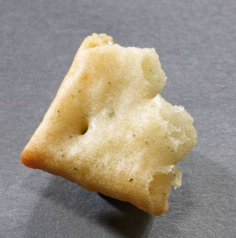 点心,无人,竖图,俯视,室内,特写,白天,餐桌,桌子,一块,阴影,灰色背景,反射,影子,食品,破坏,薯片,破损,食物,黄色,零食,摄影,影棚,餐台,损坏,摄影棚,垃圾食品,彩图,高角度拍摄,影棚拍摄,拍摄,shjb1,喀吱脆