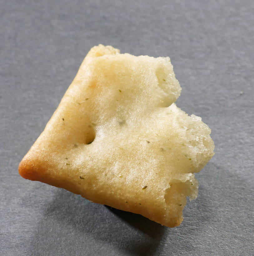 点心,无人,竖图,俯视,室内,特写,白天,餐桌,桌子,一块,阴影,灰色背景,反射,影子,食品,破坏,薯片,破损,食物,黄色,零食,摄影,影棚,餐台,损坏,摄影棚,垃圾食品,彩图,高角度拍摄,影棚拍摄,拍摄,shjb1,喀吱脆