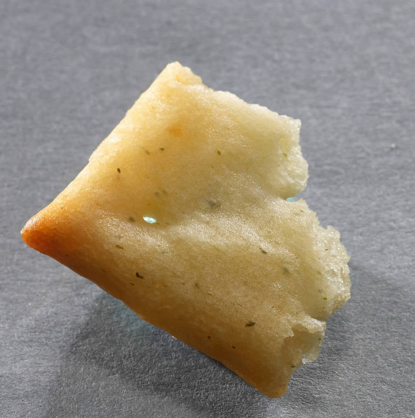 点心,无人,竖图,俯视,室内,特写,白天,餐桌,桌子,一块,阴影,灰色背景,反射,影子,食品,破坏,薯片,破损,食物,黄色,零食,摄影,影棚,餐台,损坏,摄影棚,垃圾食品,彩图,高角度拍摄,影棚拍摄,拍摄,shjb1,喀吱脆