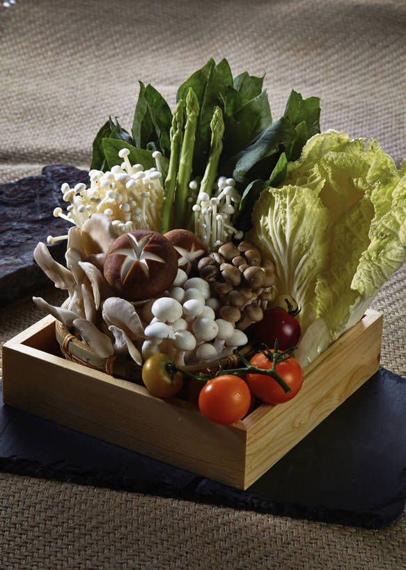 无人,竖图,俯视,室内,特写,白天,烹饪,中餐,餐桌,桌子,菠菜,芦笋,蔬菜,西红柿,小番茄,一堆,许多,切开,阴影,堆叠,堆积,新鲜,反射,木制,影子,大白菜,金针菇,菌菇,绿芦笋,蘑菇,香菇,料理,食品,棕色,很多,菌类,白菜,火锅,平菇,菜肴,美食,食物,两个,黄色,红色,绿色,白色,餐巾,木制品,容器,碗,切,中式,食用菌,佳肴,有机食品,绿色食品,餐台,中华料理,储藏,堆,真菌,储存,白蘑菇,洋蘑菇,剖面,切面,结球白菜,草腐菌,二孢蘑菇,构菌,金菇,毛柄金钱菌,双孢蘑菇,银针菇,智力菇,糙皮侧耳,侧耳,黑牡丹菇,胶菜,椎茸,小西红柿,樱桃小番茄,珍珠小番茄,保洁方巾,口布,猪尾巴,鹦鹉菜,樱桃番茄,药鸡豆子,鼠根菜,石刁柏,圣女果,蚂蚁杆,龙须菜,狼尾巴根,角菜,红嘴绿鹦哥,番茄,赤根菜,菠薐菜,波斯草,彩图,高角度拍摄,平庄菇,香菌,香蕈,黄芽白,贮存,shjb1