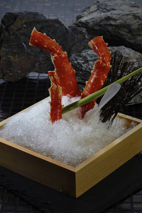 蟹,无人,竖图,俯视,室内,特写,白天,烹饪,中餐,石头,植物,餐桌,桌子,蔬菜,三根,枯萎,新鲜,装饰,木制,螃蟹,石子,冰,葱,青葱,肉,冰块,料理,食品,枯草,帝王蟹,蟹肉,冷冻,火锅,菜肴,美食,肉类,草,食物,一个,黄色,红色,绿色,木制品,容器,碗,中式,寒冷,佳肴,有机食品,绿色食品,冷藏,单个,餐台,中华料理,储藏,华丽,修饰,点缀,冰冷,储存,肉食,衬托,美观,雅致,雅观,皇帝蟹,保鲜,甲壳动物,石蟹,石块,岩石,彩图,高角度拍摄,白石蟹,岩蟹,贮存,shjb1