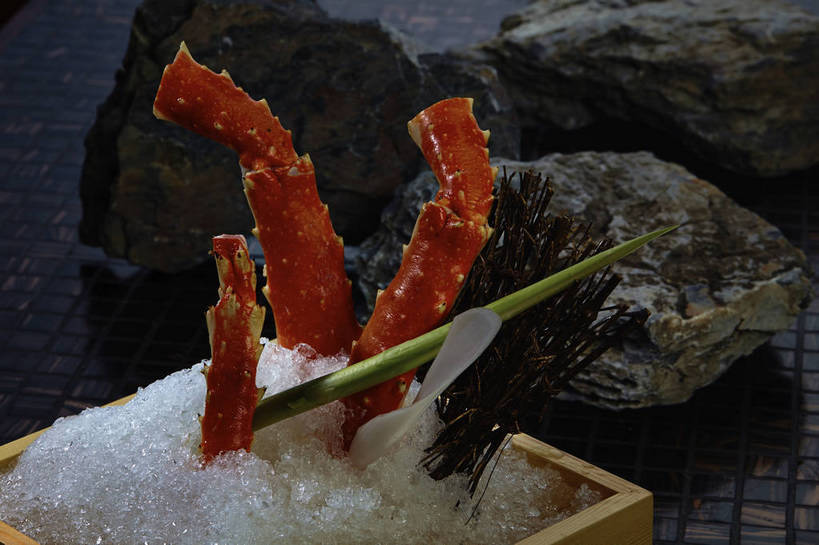 蟹,无人,横图,俯视,室内,特写,白天,烹饪,中餐,石头,植物,餐桌,桌子,蔬菜,三根,枯萎,新鲜,装饰,木制,螃蟹,石子,冰,葱,青葱,肉,冰块,料理,食品,枯草,帝王蟹,蟹肉,冷冻,火锅,菜肴,美食,肉类,草,食物,一个,黄色,红色,绿色,木制品,容器,碗,中式,寒冷,佳肴,有机食品,绿色食品,冷藏,单个,餐台,中华料理,储藏,华丽,修饰,点缀,冰冷,储存,肉食,衬托,美观,雅致,雅观,皇帝蟹,保鲜,甲壳动物,石蟹,石块,岩石,彩图,高角度拍摄,白石蟹,岩蟹,贮存,shjb1