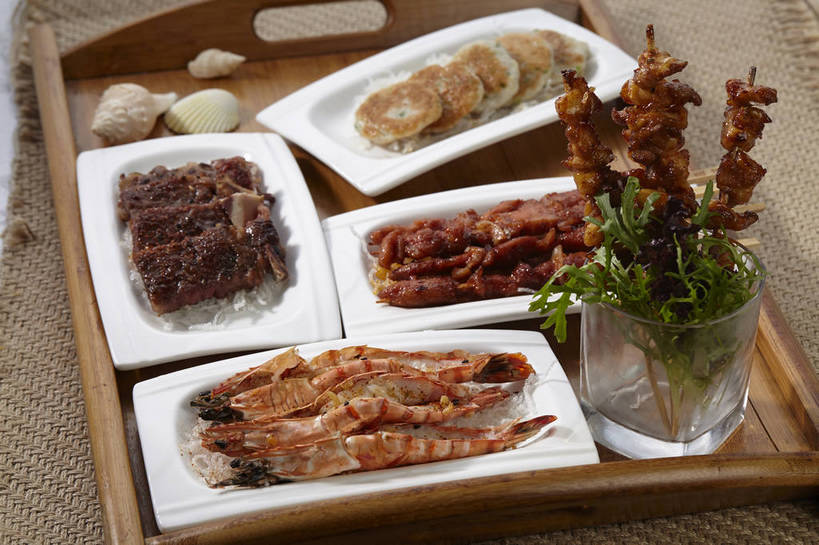 海鲜,骨骼,无人,横图,俯视,室内,特写,白天,烹饪,烧烤,餐桌,桌子,蔬菜,杯子,贝壳,餐具,叶子,五个,一排,许多,新鲜,整齐,碟子,盘,豆芽,鸡肉,肉,虾,料理,食品,绿叶,蓬蒿,骨头,水产,饼,菜肴,美食,肉类,竹签,海洋生物,玻璃制品,食物,排列,绿色,盘子,水杯,碟,嫩叶,佳肴,有机食品,绿色食品,餐台,虾肉,骨架,队列,水生动物,海产品,豆芽菜,水生物,肉食,海底动物,骨肉相连,茼蒿,取食签,芽苗菜,软骨,春菊,茼蒿菜,叶,叶片,贝类外壳,海螺壳,软体动物外壳,玻璃杯,彩图,高角度拍摄,shjb1