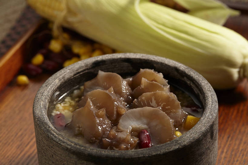 海鲜,无人,横图,俯视,室内,特写,白天,烹饪,中餐,玉米,餐桌,桌子,蔬菜,餐具,厨具,叶子,新鲜,棒子,碟子,锅子,盘,石锅,玉蜀黍,汤,料理,食品,绿叶,锅,水产,菜肴,美食,海洋生物,食物,两个,盘子,碟,中式,嫩叶,枣,红枣,佳肴,有机食品,绿色食品,餐台,锅具,中华料理,海参,苞米,水生动物,海产品,苞芦,枣子,水生物,棘皮动物,海底动物,烹饪用具,苞谷,包谷,大蜀黍,番麦,薏米包,玉高粱,玉麦,珍珠米,大枣,叶,叶片,烹调用具,烹调,彩图,高角度拍摄,海参汤,shjb1