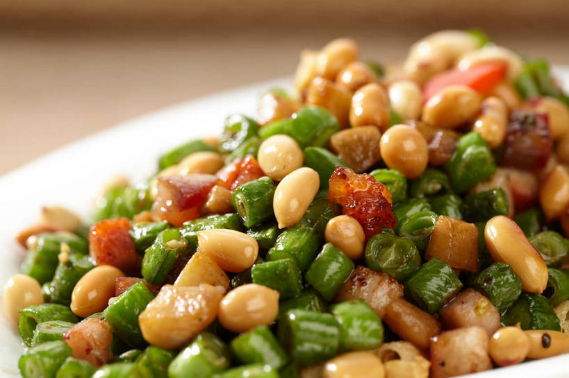 无人,横图,俯视,室内,特写,白天,烹饪,中餐,植物,餐桌,桌子,豆,花生,蔬菜,餐具,一堆,许多,切开,堆叠,堆积,新鲜,碟子,盘,豆类,豆子,炒菜,肉,料理,食品,坚果,很多,豆角,菜肴,美食,肉类,食物,一个,红色,绿色,盘子,碟,切,中式,长生果,佳肴,有机食品,绿色食品,单个,餐台,中华料理,堆,花生仁,剖面,肉食,切面,豆科,落花生,落生,花生米,花生豆,彩图,高角度拍摄,shjb1