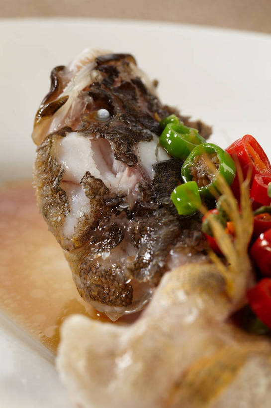 无人,竖图,俯视,室内,特写,白天,烹饪,中餐,餐桌,桌子,辣椒,蔬菜,餐具,一条,切开,新鲜,鱼,碟子,盘,青椒,调料,调味,酱料,酱汁,香料,佐料,料理,食品,调味品,调味料,酱,菜肴,美食,鱼类,食物,一个,红色,绿色,盘子,碟,切,中式,佳肴,有机食品,绿色食品,单个,餐台,中华料理,鲈鱼,花椒,山椒,配料,清蒸,剖面,切面,辣角,红海椒,大椒,辣虎,广椒,作料,花鲈,鲈板,鲈子鱼,广东菜,粤菜,大花椒,狗椒,红花椒,青花椒,蜀椒,香椒,辣子,红辣椒,红椒,海椒,番椒,彩图,高角度拍摄,清蒸菜,麻椒,清蒸鲈鱼,shjb1